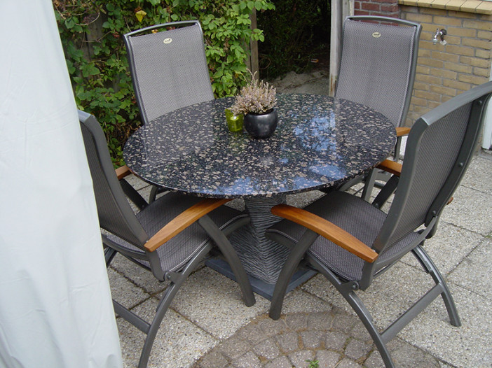 ronde tafel van sucuru met massieve poot