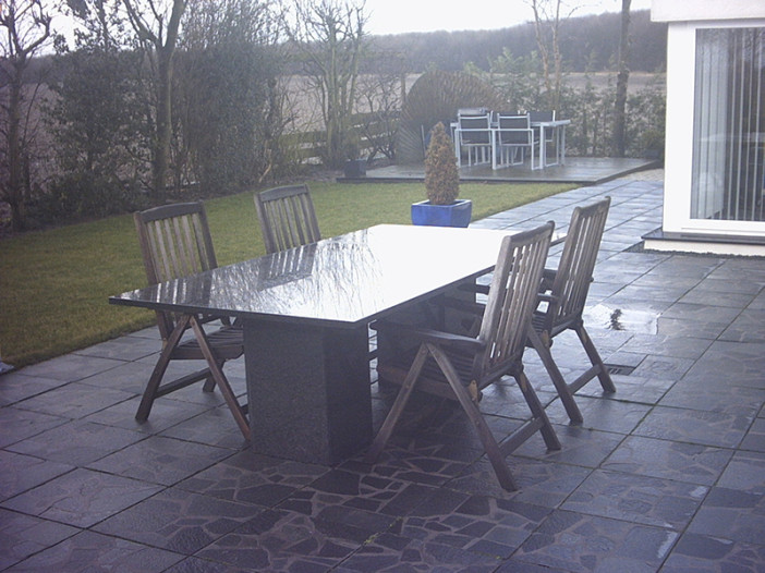 tafel met kolompoten van gepolijst impala graniet