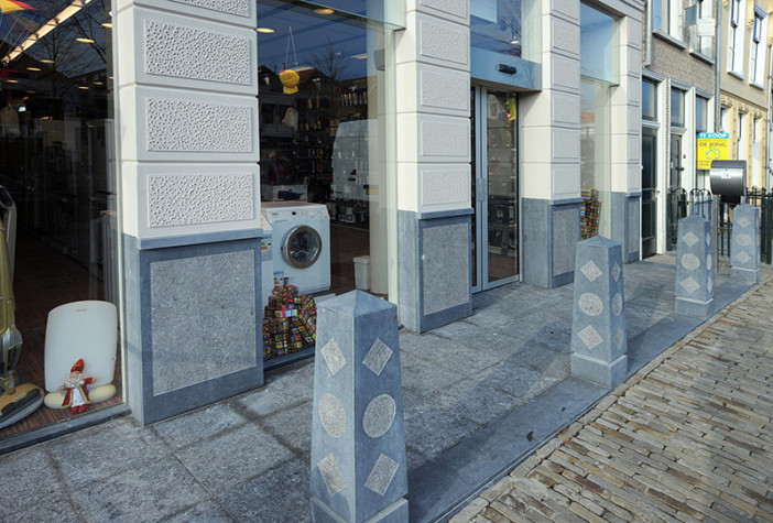 winkel entree van gebouchardeerdebelgisch hardsteen