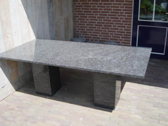 tafel met kolompoten van steel grey graniet